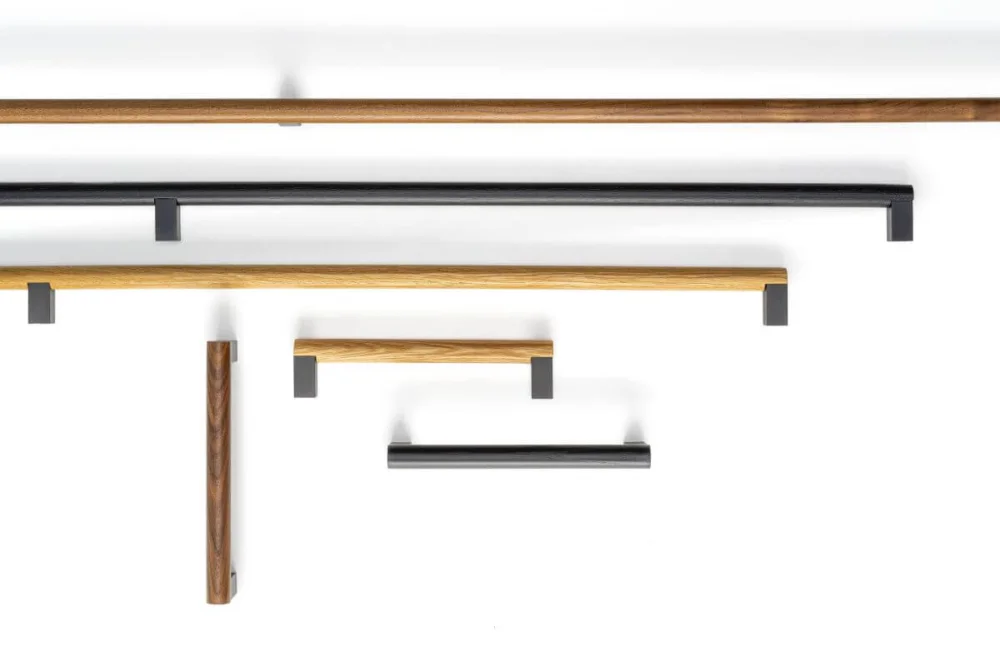 Begränsat antal Viefe Möbelgriff ETO aus Aluminium & Holz, Eschenholz geschwärzt + schwarz- 320 mm